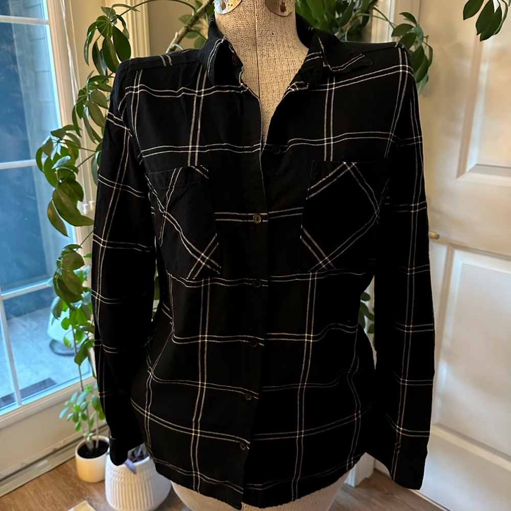 H&M Black and white flannel top
